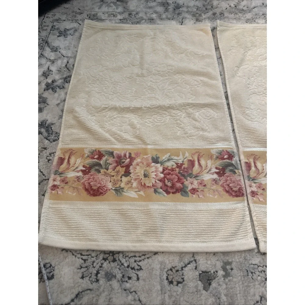 CROSCILL Home Fashions 2 Hand Towels Cotton Floral Decorative Mint condition
